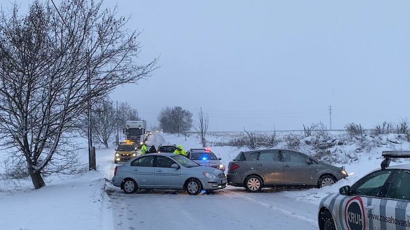 Řidiči u Prahy bourali na čerstvém sněhu. Autobusy a kamiony uvázly v kopcích